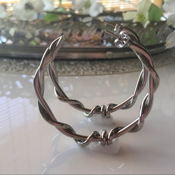 ‎OSCAR DE LA RENTA‎, Modern Twist Hoop Earrings - Picture 5 of 8